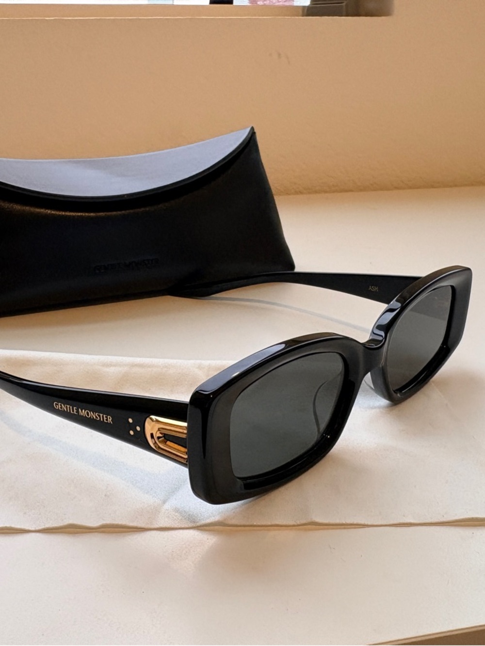 GENTLE MONSTER Black Sunglasses Ash 01